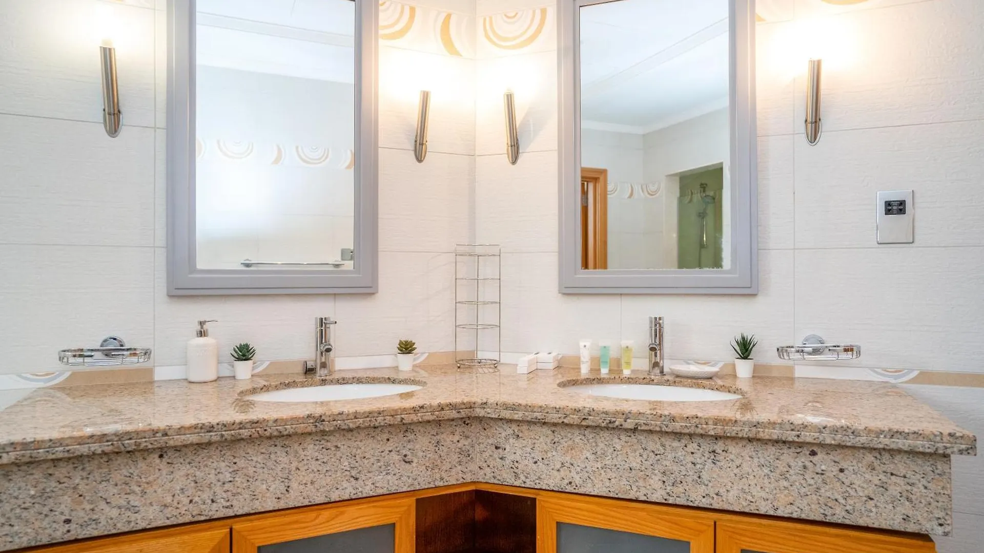 Palm Jumeirah K-Frond Villa With Private Beach Access & Pool Dubai United Arab Emirates