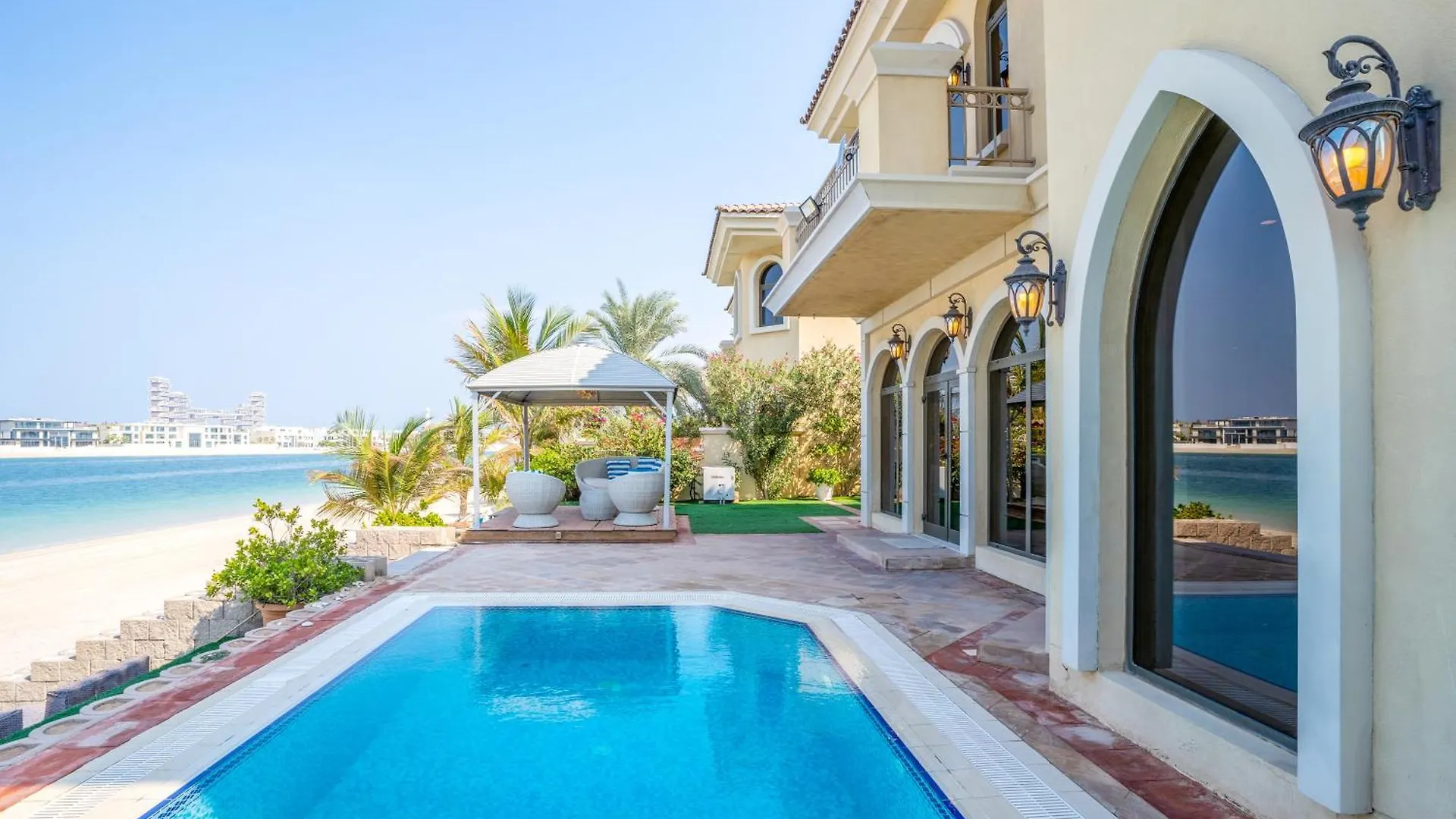 Palm Jumeirah K-Frond Villa With Private Beach Access & Pool location
