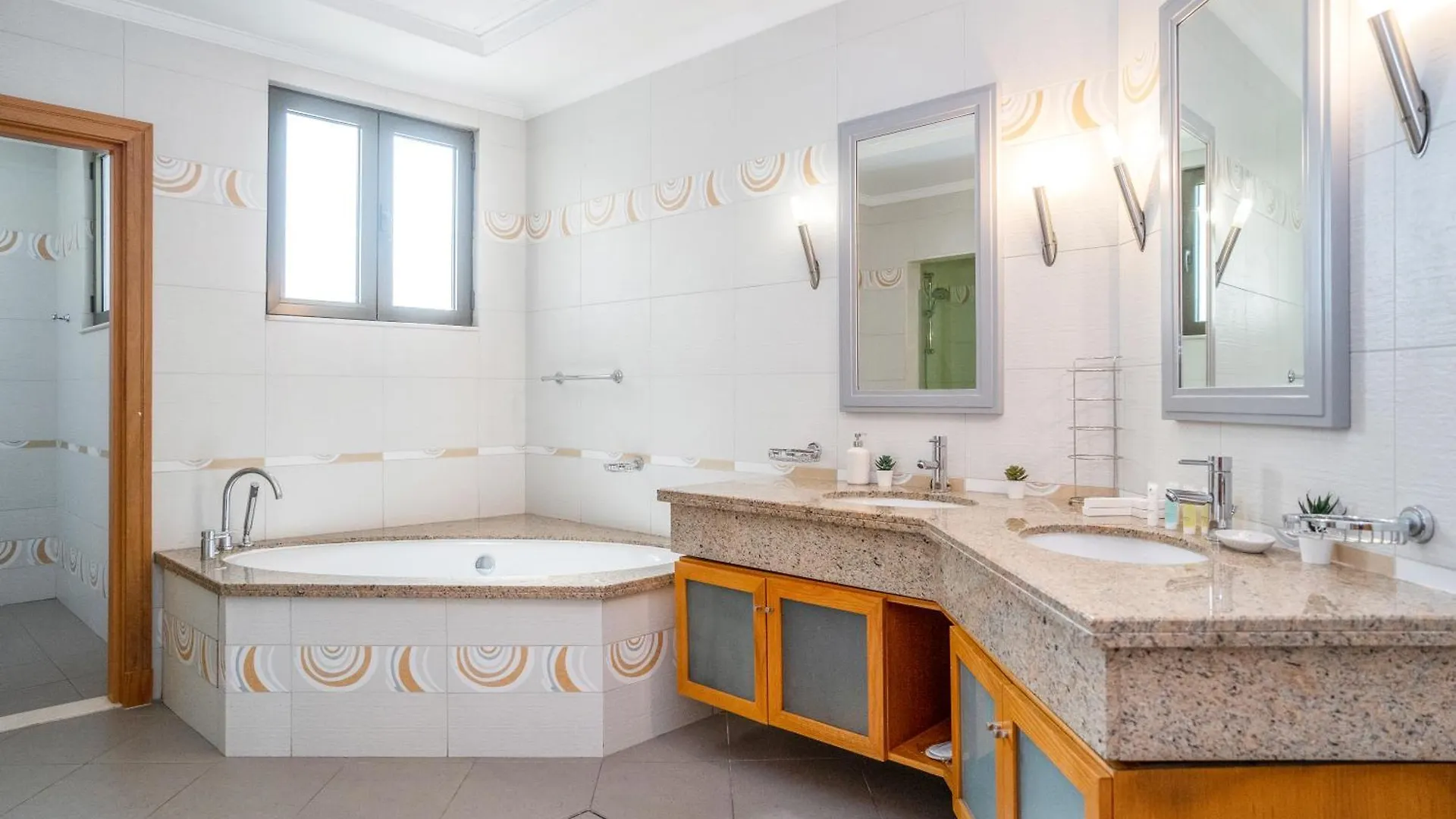 Palm Jumeirah K-Frond Villa With Private Beach Access & Pool Dubai