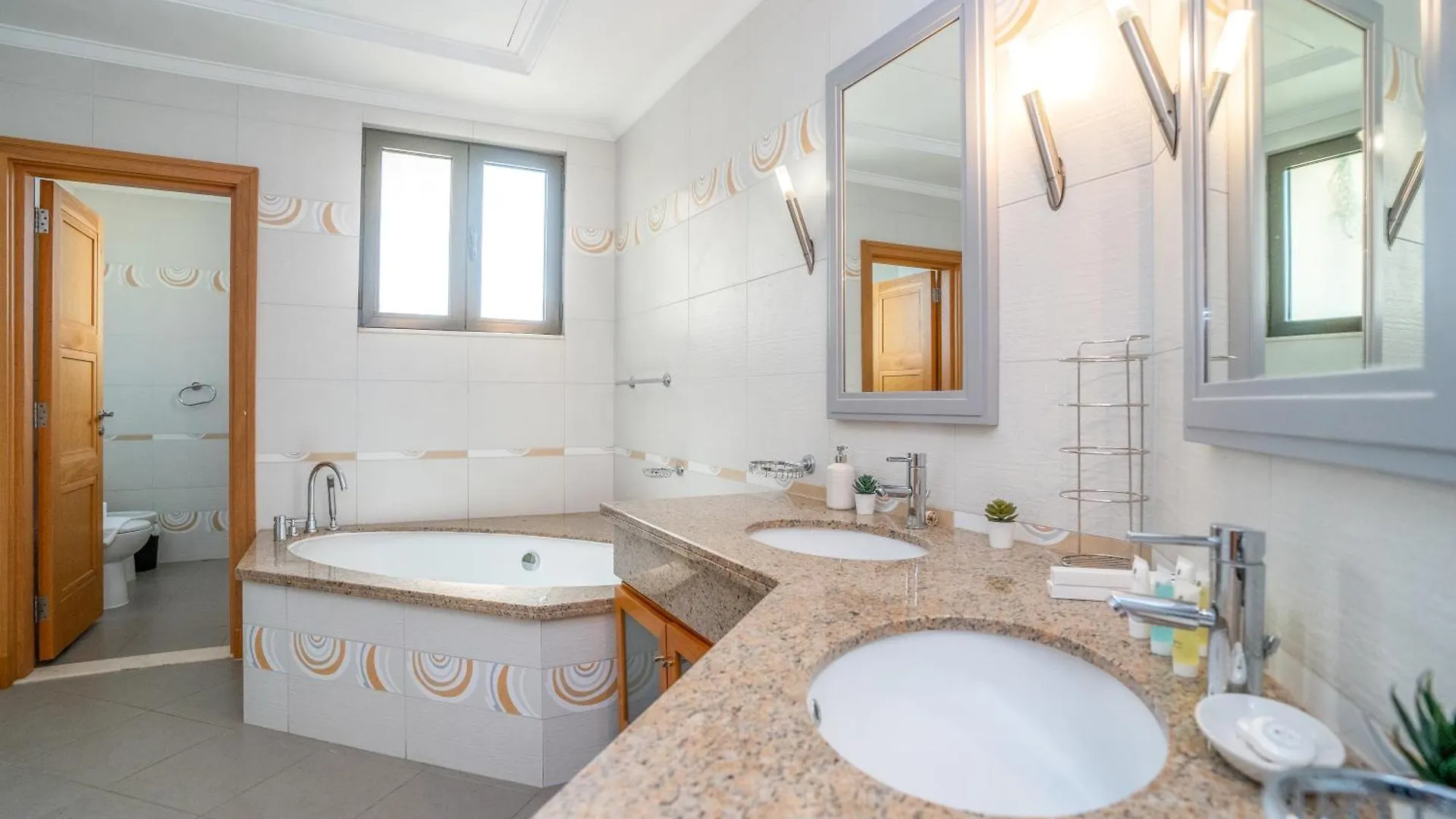 Palm Jumeirah K-Frond Villa With Private Beach Access & Pool Dubai