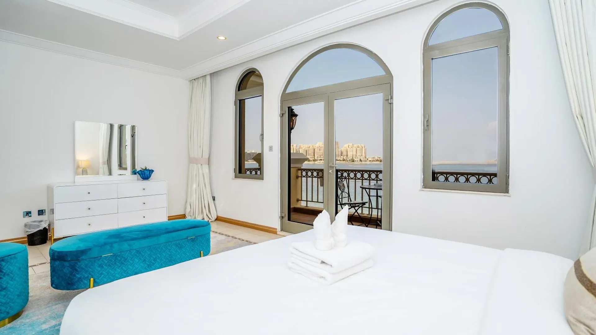 Palm Jumeirah K-Frond Villa With Private Beach Access & Pool Dubai