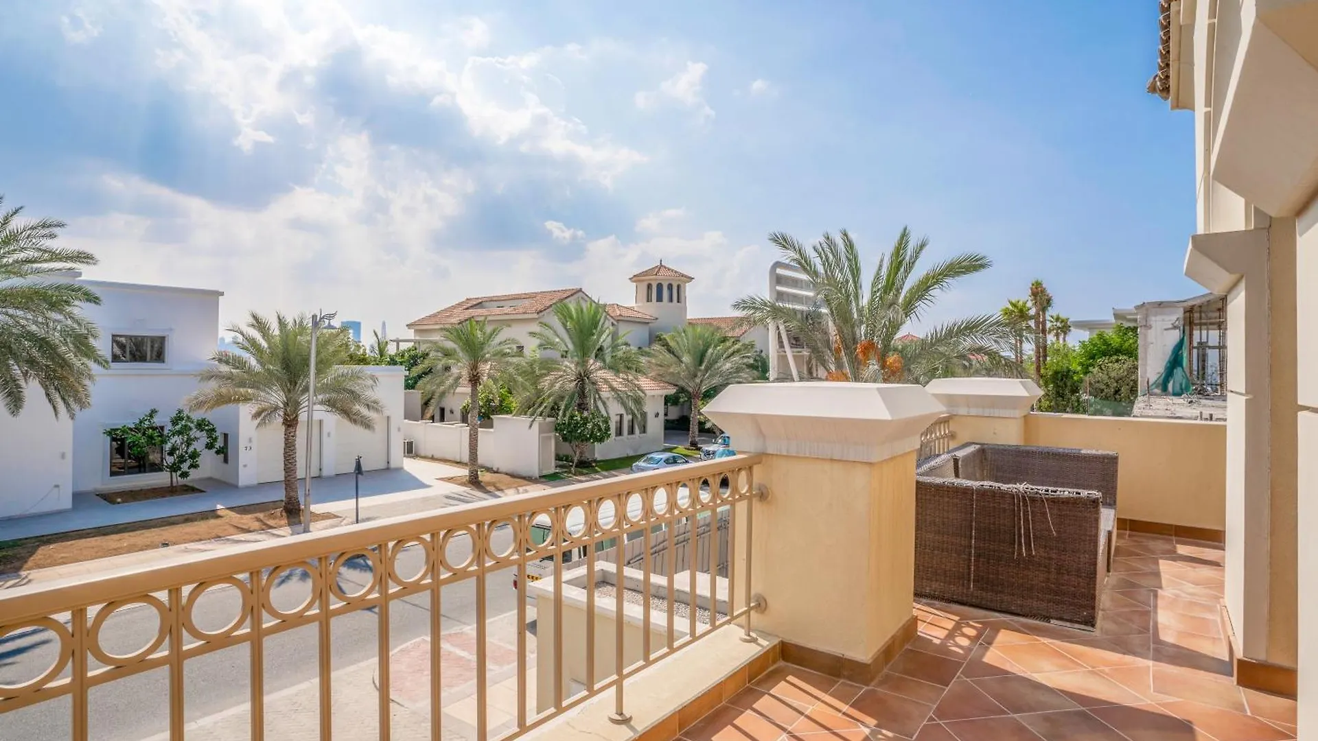 Palm Jumeirah K-Frond Villa With Private Beach Access & Pool Dubai