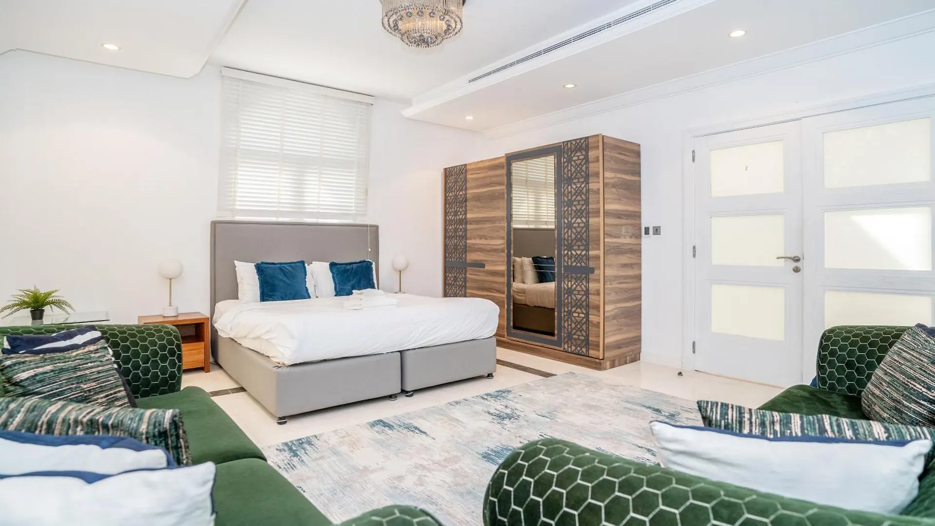 Palm Jumeirah K-Frond Villa With Private Beach Access & Pool Dubai