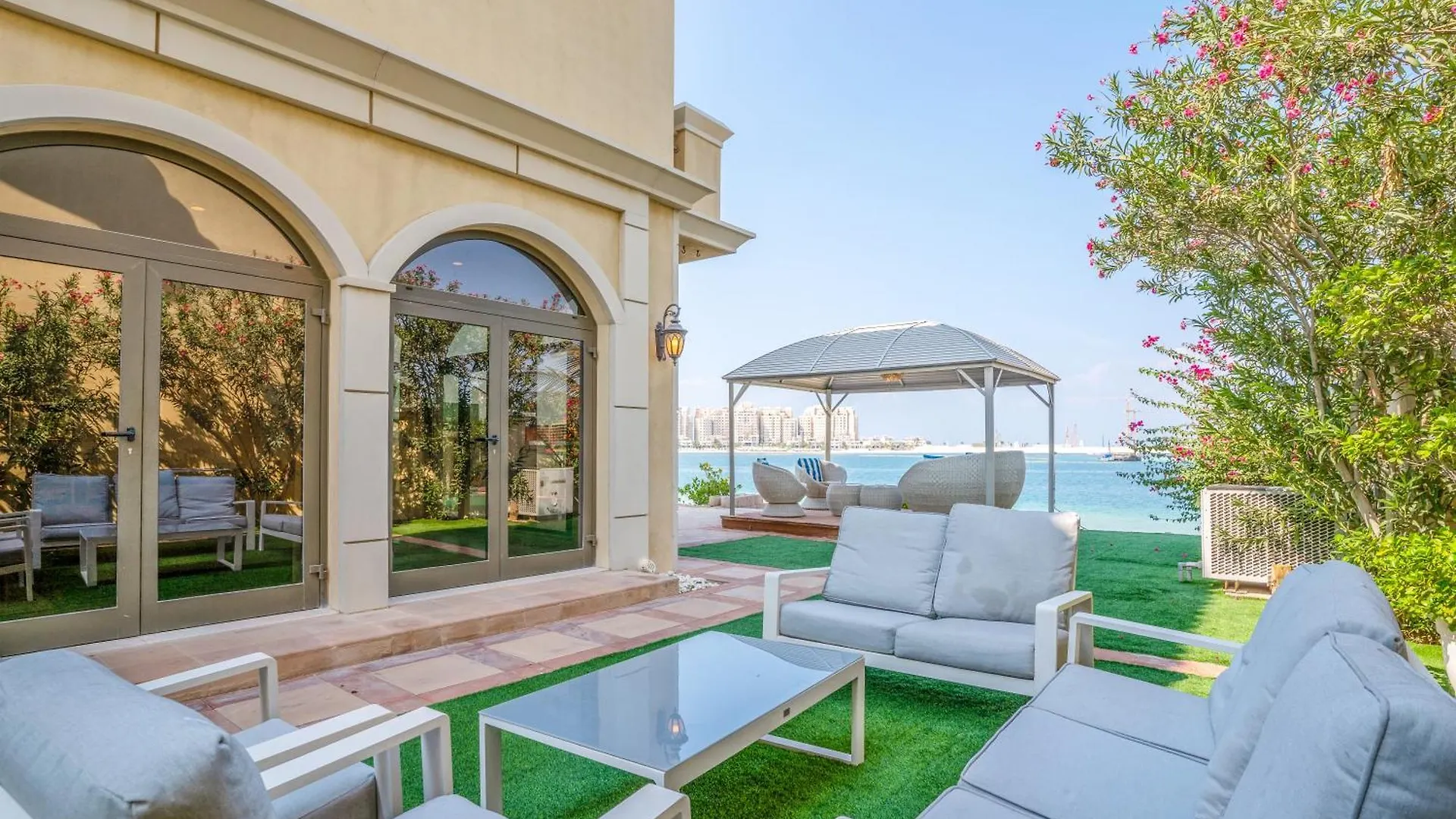 Palm Jumeirah K-Frond Villa With Private Beach Access & Pool Dubai