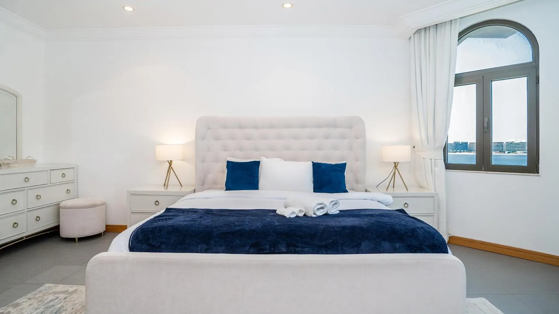 Palm Jumeirah K-Frond Villa With Private Beach Access & Pool Dubai